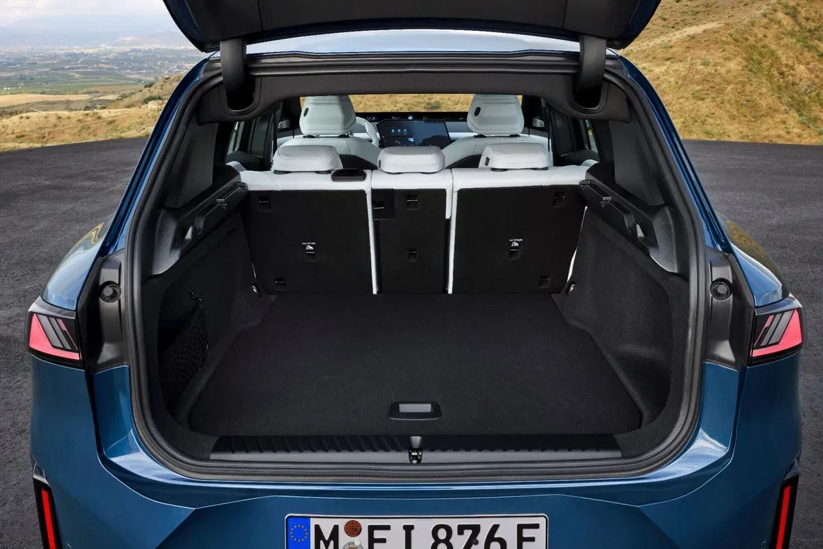 Interni della nuova BMW iX3 2026 (5)