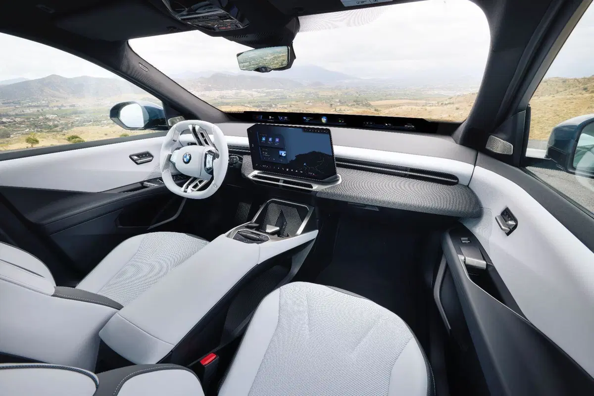 Interni della nuova BMW iX3 2026 (6)