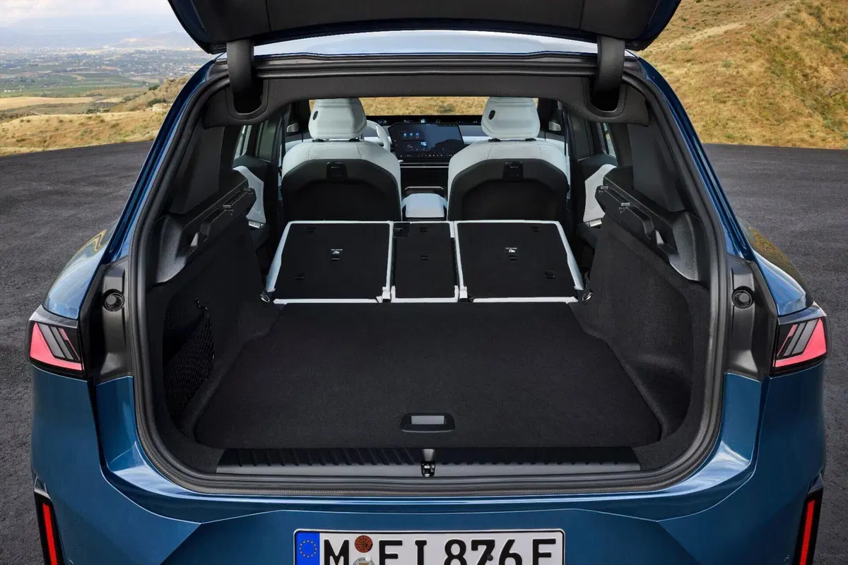 Interni della nuova BMW iX3 2026 (8)