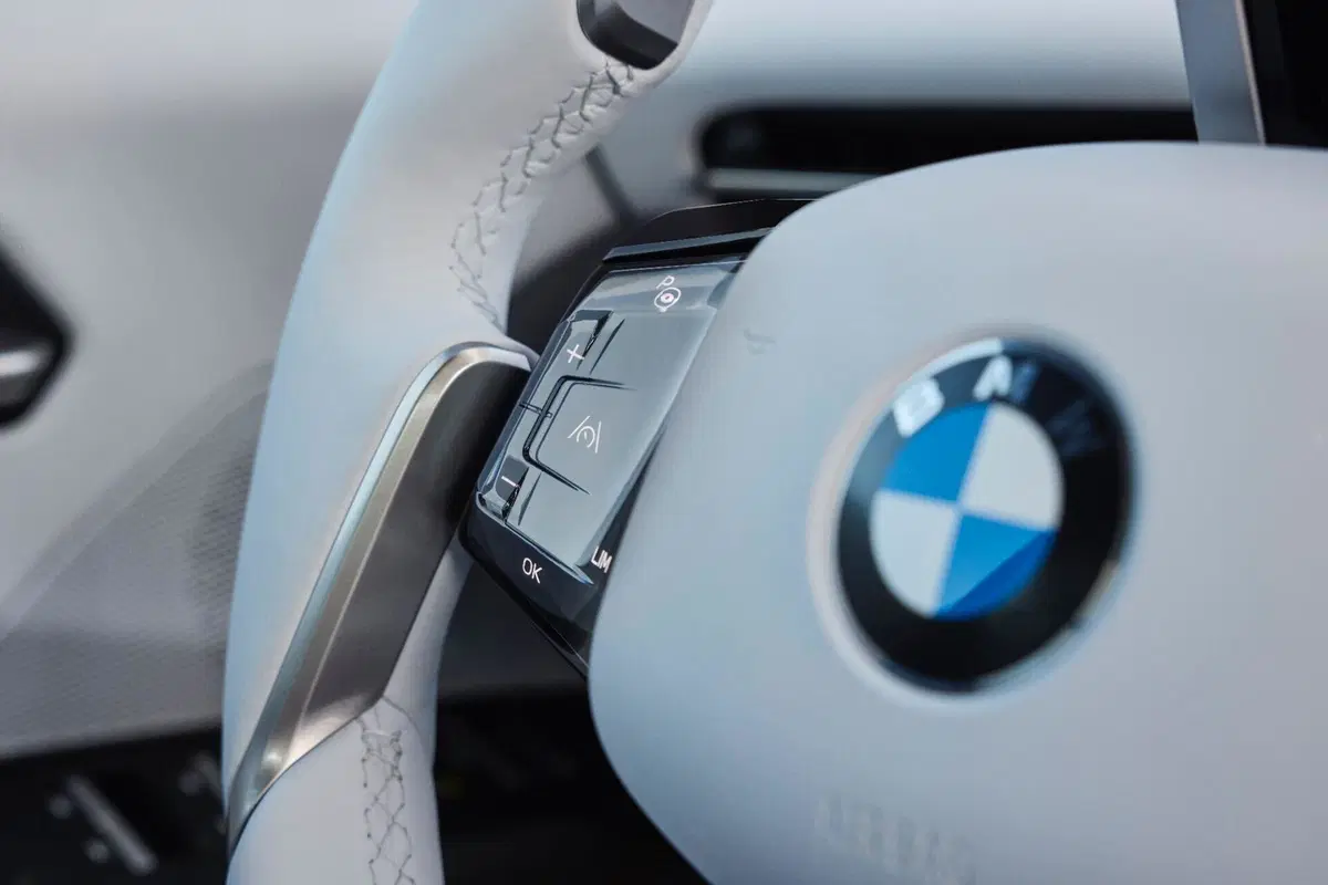 Interni della nuova BMW iX3 2026 (12)