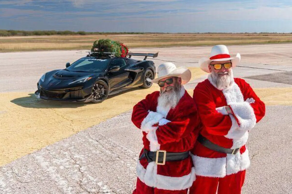 Quando anche un'albero di Natale tocca i 300 km/h: record della Corvette ZR1 di Hennessey