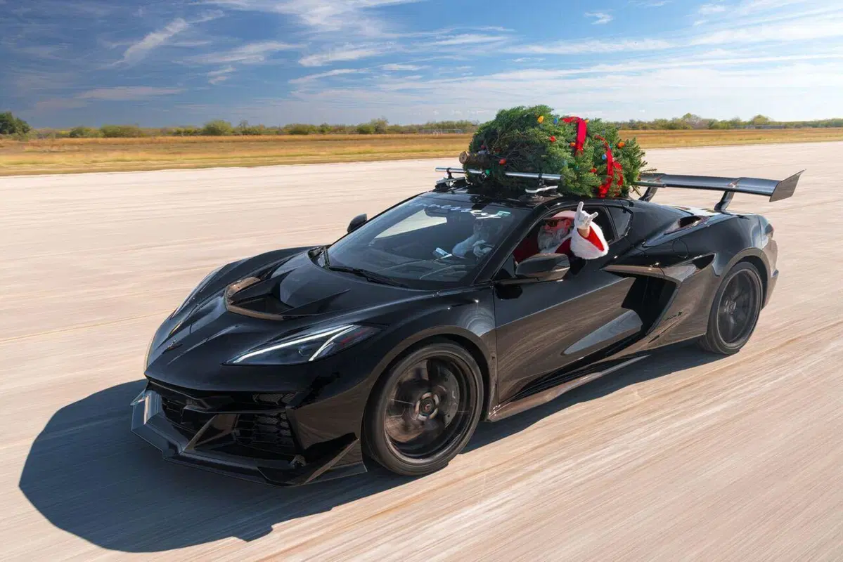 Quando anche un'albero di Natale tocca i 300 km/h: record della Corvette ZR1 di Hennessey (2)