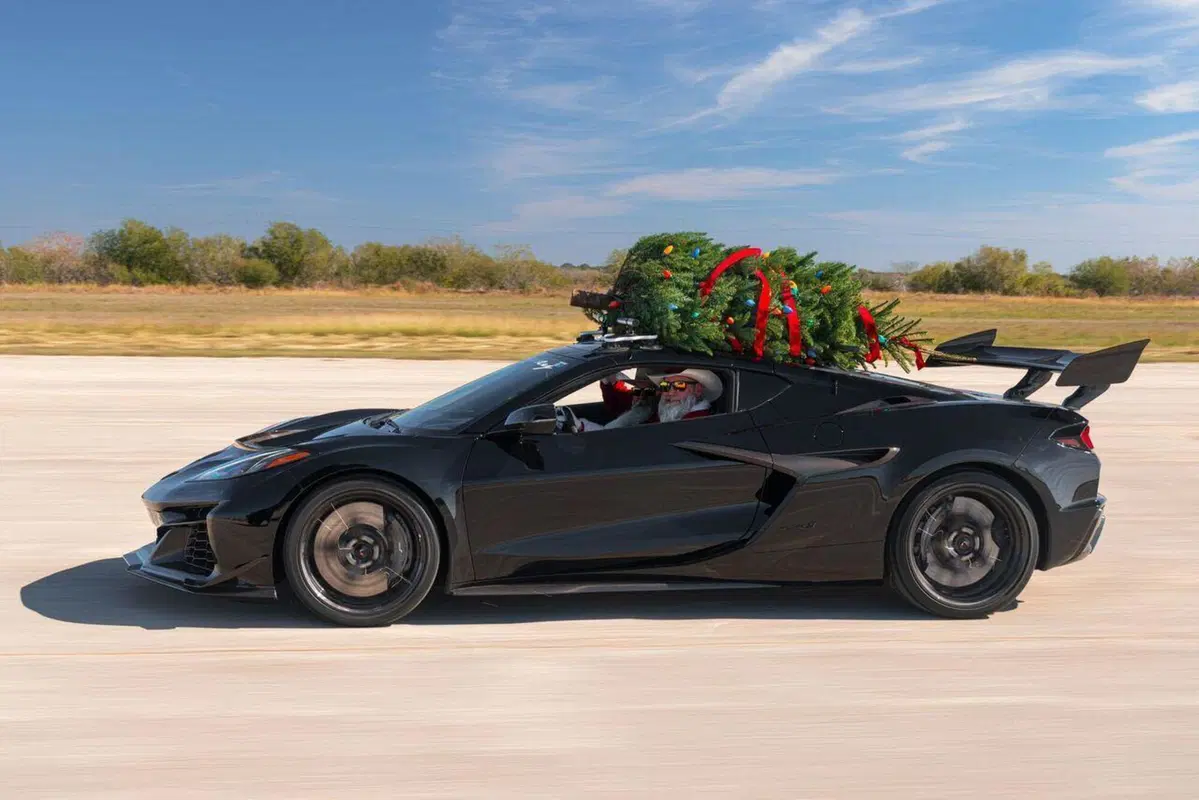 Quando anche un'albero di Natale tocca i 300 km/h: record della Corvette ZR1 di Hennessey (3)