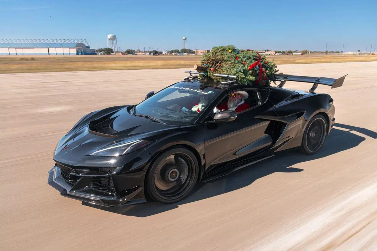 Quando anche un'albero di Natale tocca i 300 km/h: record della Corvette ZR1 di Hennessey (4)