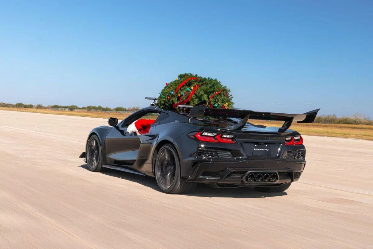 Quando anche un'albero di Natale tocca i 300 km/h: record della Corvette ZR1 di Hennessey (5)