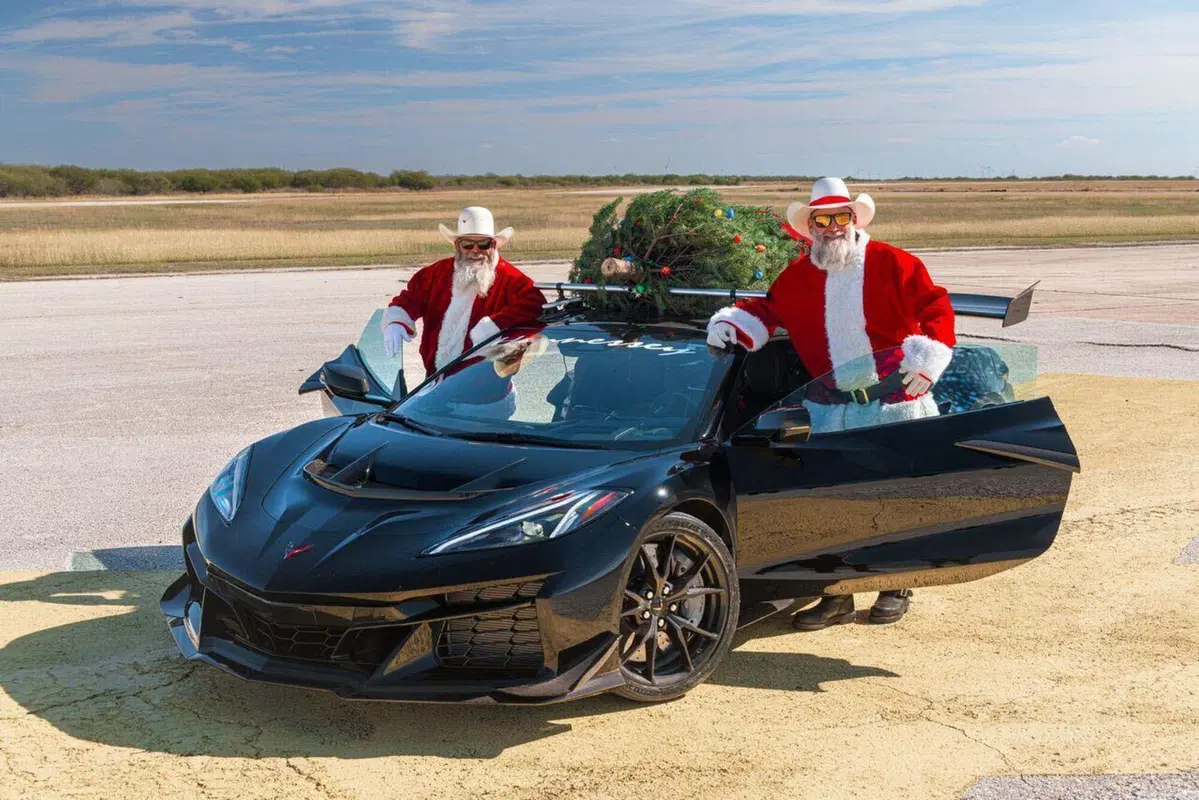 Quando anche un'albero di Natale tocca i 300 km/h: record della Corvette ZR1 di Hennessey (6)