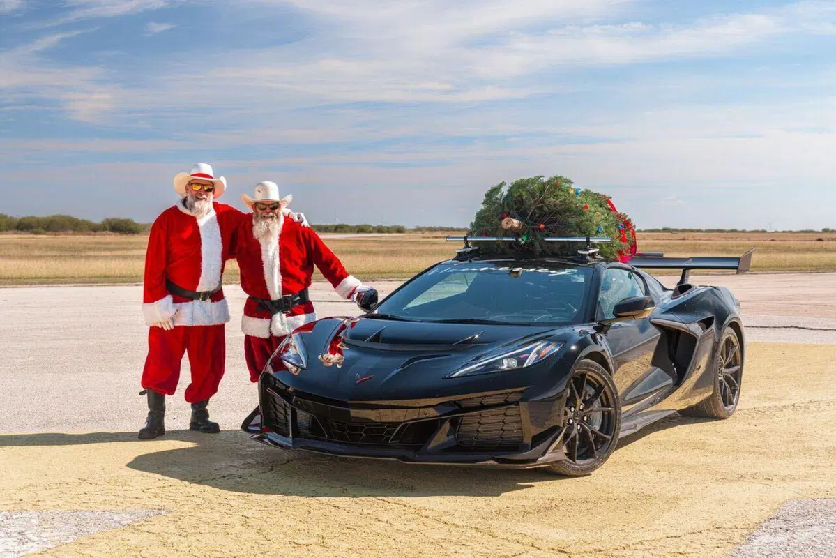 Quando anche un'albero di Natale tocca i 300 km/h: record della Corvette ZR1 di Hennessey (7)
