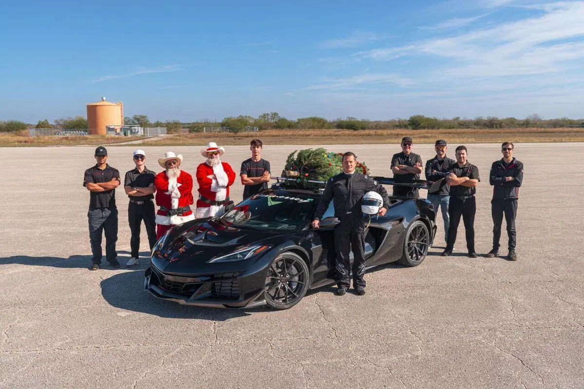 Quando anche un'albero di Natale tocca i 300 km/h: record della Corvette ZR1 di Hennessey (8)