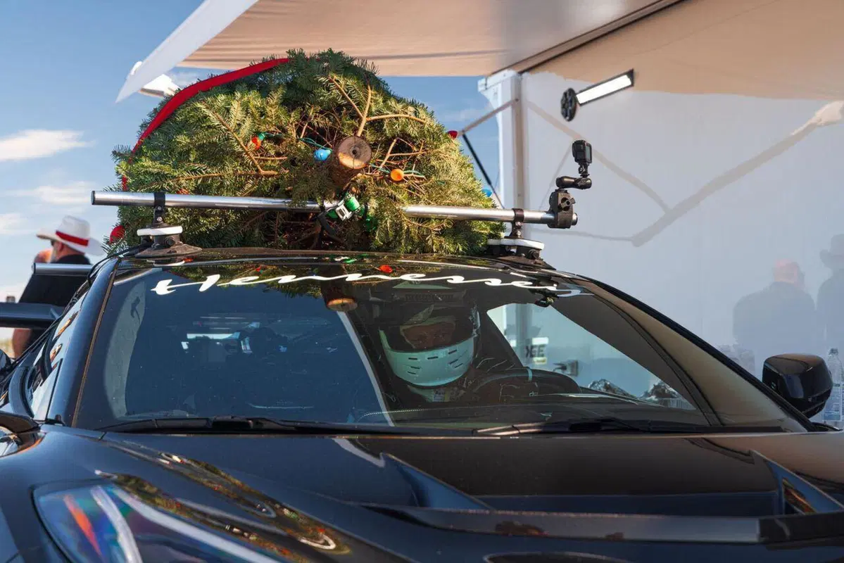 Quando anche un'albero di Natale tocca i 300 km/h: record della Corvette ZR1 di Hennessey (10)