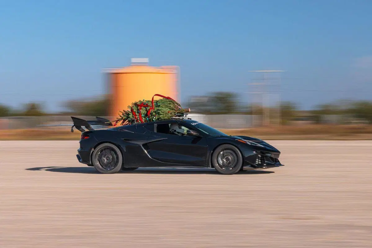 Quando anche un'albero di Natale tocca i 300 km/h: record della Corvette ZR1 di Hennessey (11)