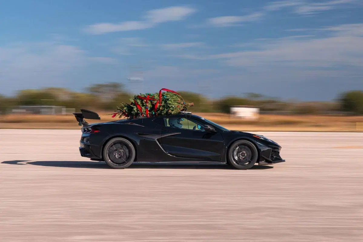 Quando anche un'albero di Natale tocca i 300 km/h: record della Corvette ZR1 di Hennessey (12)