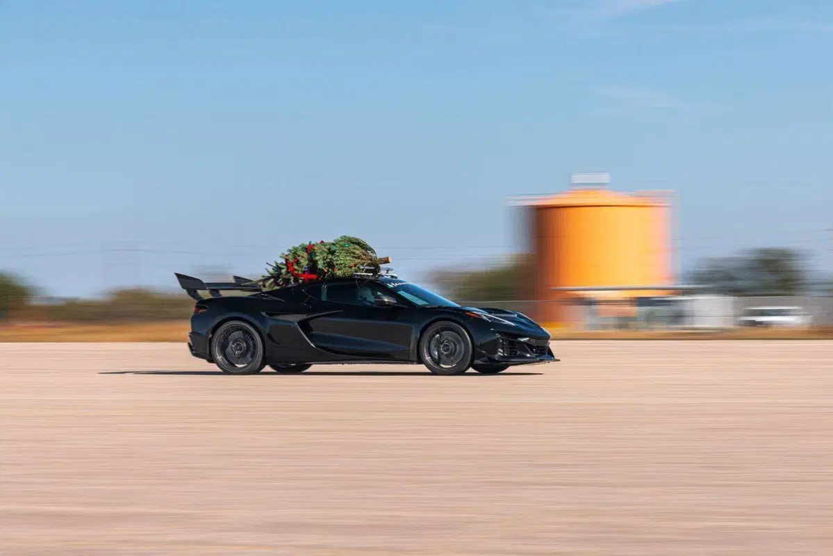 Quando anche un'albero di Natale tocca i 300 km/h: record della Corvette ZR1 di Hennessey (13)