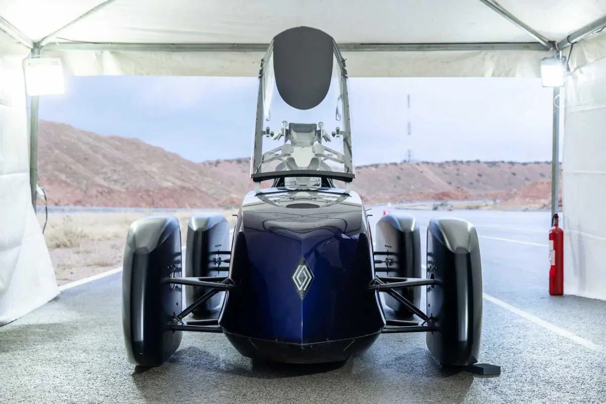 Sembra la Batmobile, ma è un laboratorio su ruote: la Renault Filante Record fa oltre 1.000 km senza ricaricare (3)