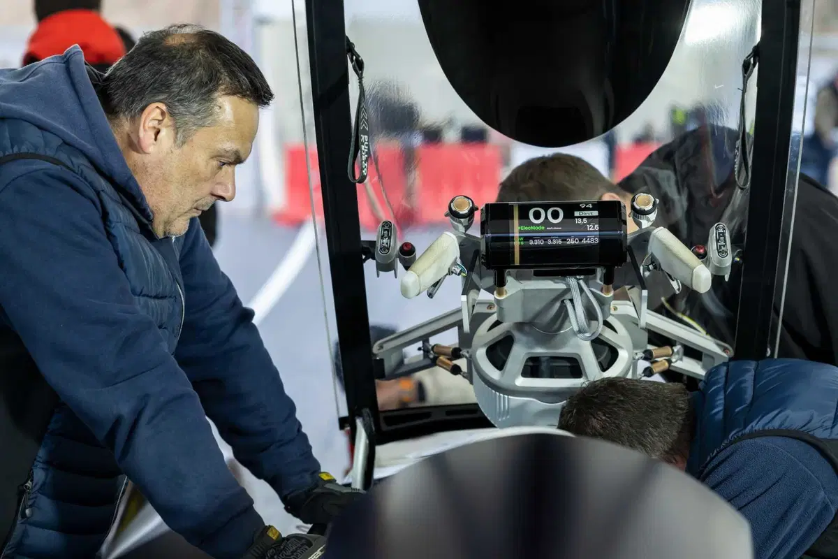 Sembra la Batmobile, ma è un laboratorio su ruote: la Renault Filante Record fa oltre 1.000 km senza ricaricare (5)