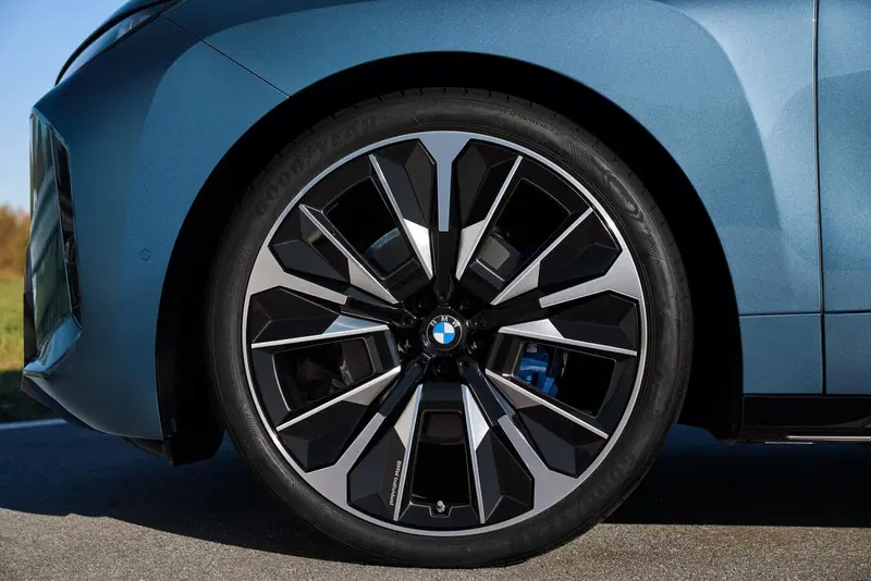 Freni e panumatici della BMW iX