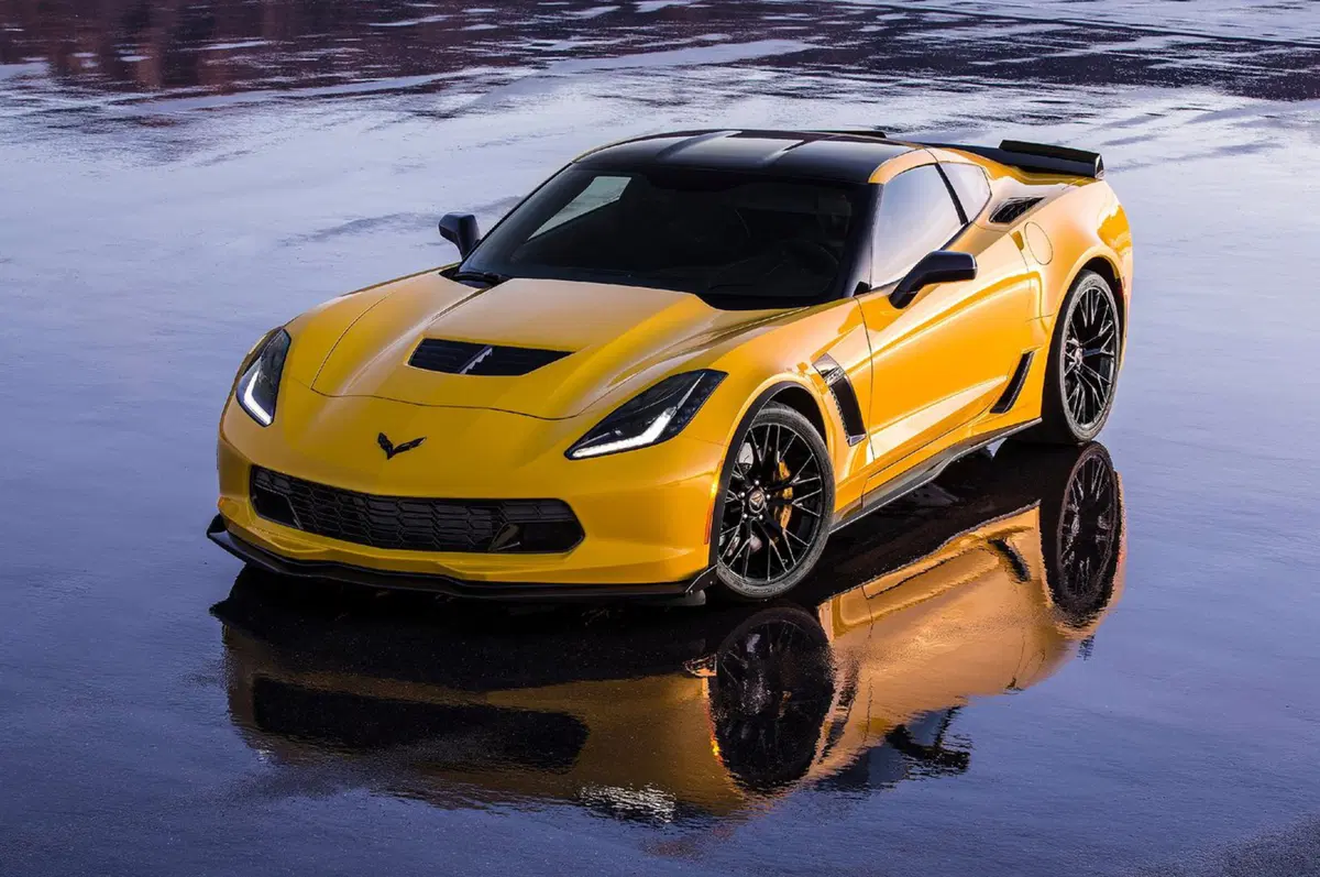 Le 10 migliori supercar che offrono ancora un cambio manuale (10)
