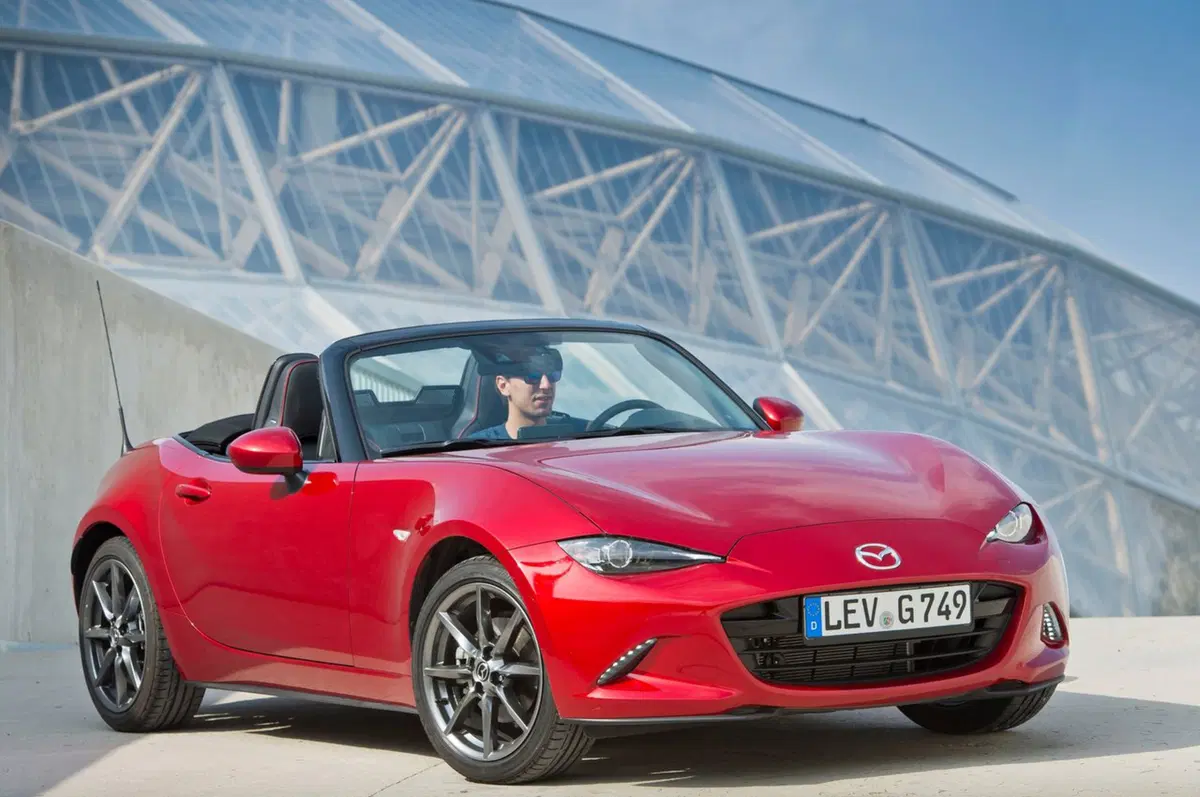 Le 10 migliori supercar che offrono ancora un cambio manuale (2)