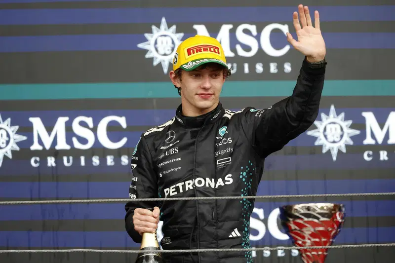 Andrea Kimi Antonelli sul podio in Brasile