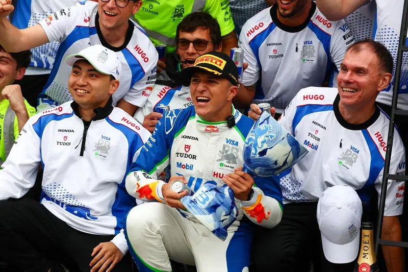 Isack Hadjar festeggia il terzo posto al GP d'Olanda 2025