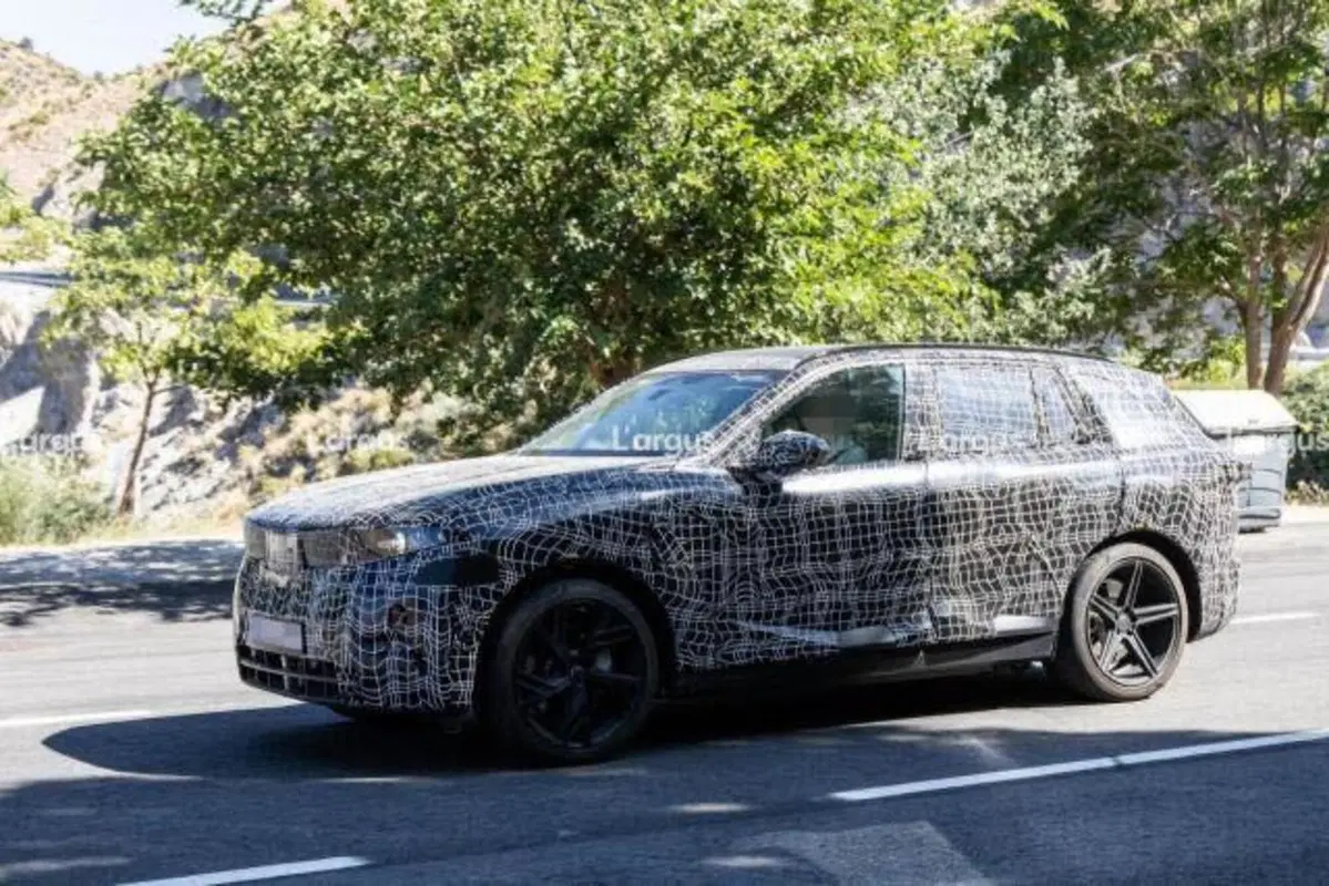 BMW X5 2026: il SUV di lusso si rinnova con termico, elettrico e… idrogeno (12)