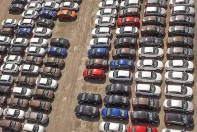 Prezzi auto 2025, la svolta storica: dopo quattro anni di rincari i listini finalmente scendono