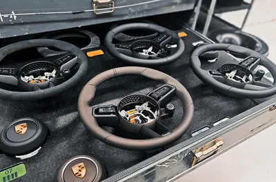 Porsche trasforma i rifiuti in materiali premium: cos&igrave; nascono le auto di lusso del futuro