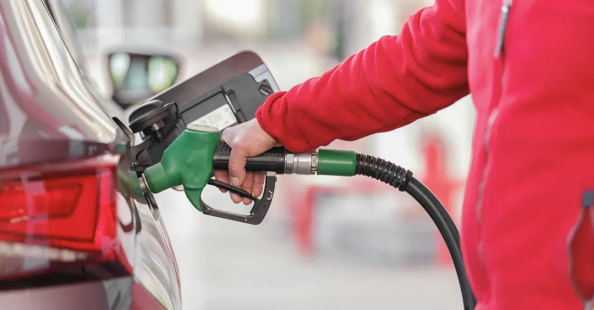 Fare il pieno costa meno: benzina mai stata cosi economica dal 2021