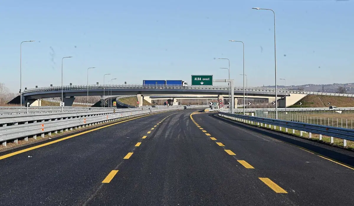Autostrada Asti-Cuneo finalmente aperta: dopo 34 anni il Piemonte completa l'opera più attesa (3)