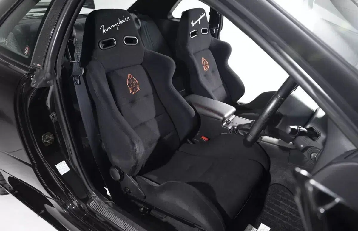 La Tommykaira R‑Z Nissan Skyline R34 GT‑R all’asta: rara, potente ed è già da collezione (5)