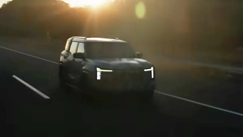 Mitsubishi Pajero 2026: primo teaser ufficiale del leggendario fuoristrada