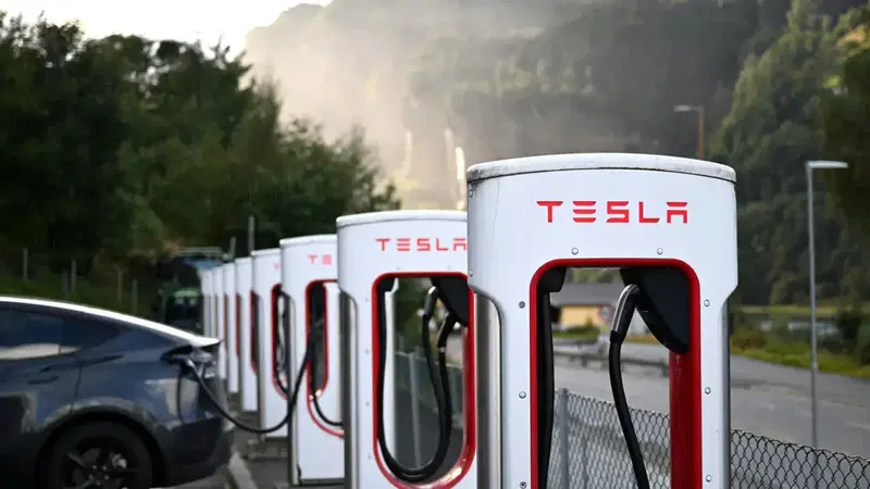 La fine dei motori termici &egrave; molto vicina: in Norvegia il 96% delle auto &egrave; elettrico, e Tesla domina