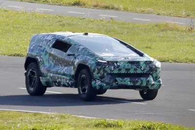 L'Arabia Saudita entra ufficialmente nel mondo elettrico: ecco CEER, il nuovo marchio che debutta con un SUV inedito [Foto Spia]