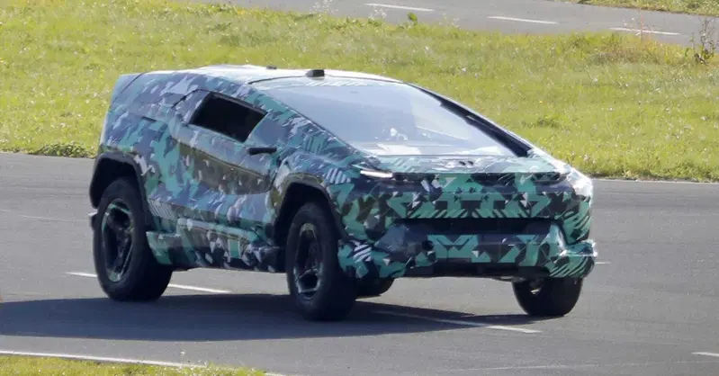 L'Arabia Saudita entra ufficialmente nel mondo elettrico: ecco CEER, il nuovo marchio che debutta con un SUV inedito [Foto Spia]