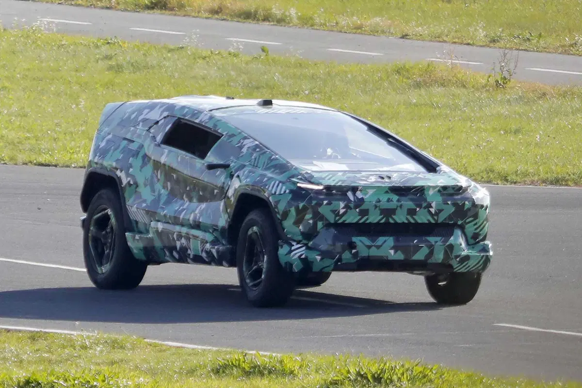 L'Arabia Saudita entra ufficialmente nel mondo elettrico: ecco CEER, il nuovo marchio debutta con un SUV inedito [Foto Spia]