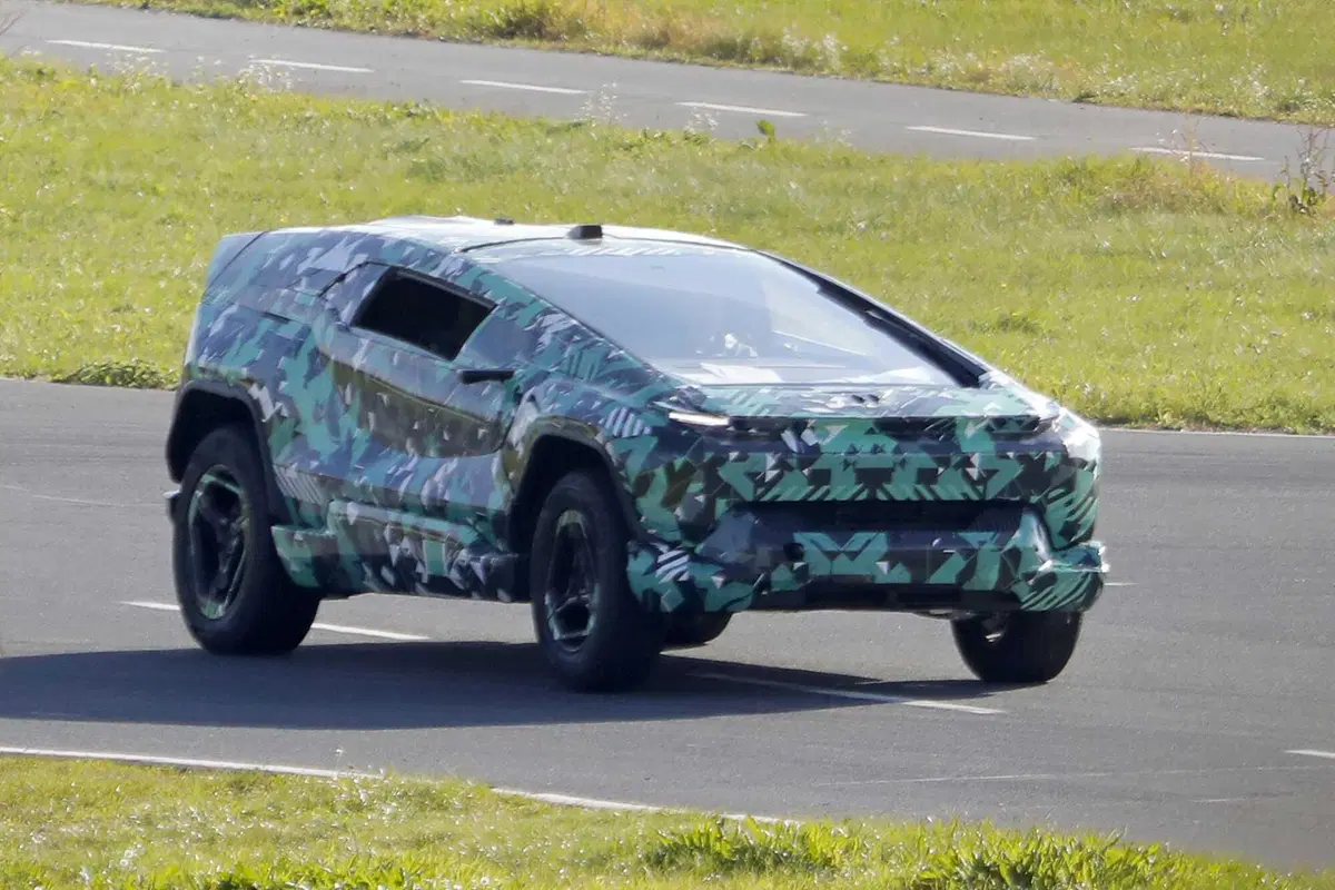 L'Arabia Saudita entra ufficialmente nel mondo elettrico: ecco CEER, il nuovo marchio debutta con un SUV inedito [Foto Spia] (2)