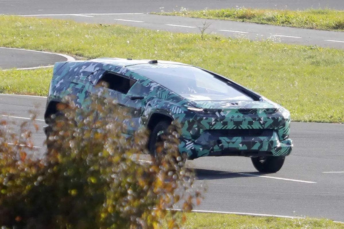 L'Arabia Saudita entra ufficialmente nel mondo elettrico: ecco CEER, il nuovo marchio debutta con un SUV inedito [Foto Spia] (3)