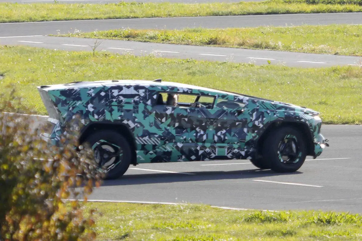 L'Arabia Saudita entra ufficialmente nel mondo elettrico: ecco CEER, il nuovo marchio debutta con un SUV inedito [Foto Spia] (4)