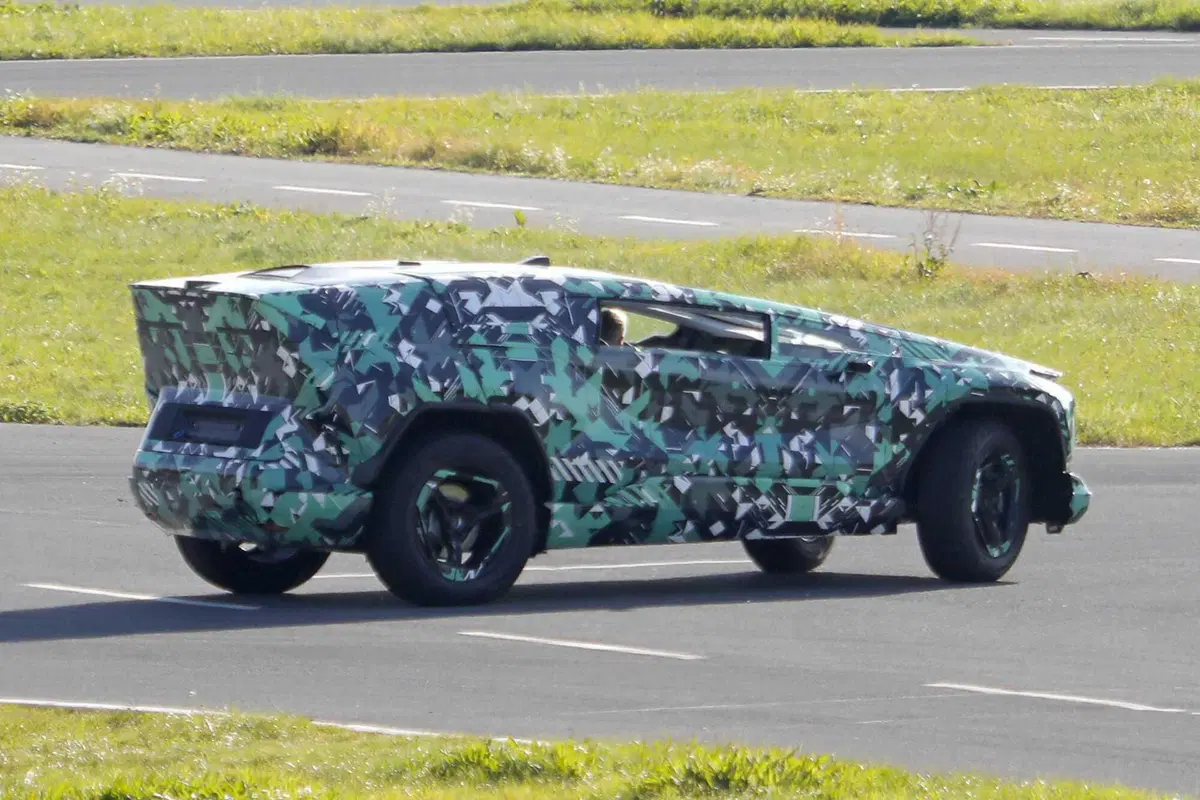 L'Arabia Saudita entra ufficialmente nel mondo elettrico: ecco CEER, il nuovo marchio debutta con un SUV inedito [Foto Spia] (5)