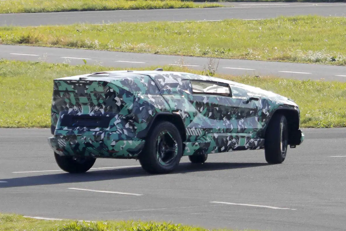 L'Arabia Saudita entra ufficialmente nel mondo elettrico: ecco CEER, il nuovo marchio debutta con un SUV inedito [Foto Spia] (6)