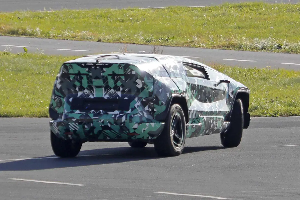 L'Arabia Saudita entra ufficialmente nel mondo elettrico: ecco CEER, il nuovo marchio debutta con un SUV inedito [Foto Spia] (7)