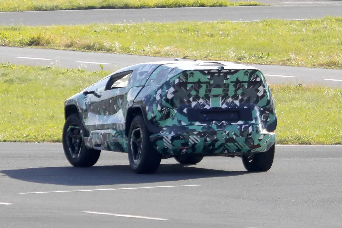 L'Arabia Saudita entra ufficialmente nel mondo elettrico: ecco CEER, il nuovo marchio debutta con un SUV inedito [Foto Spia] (10)