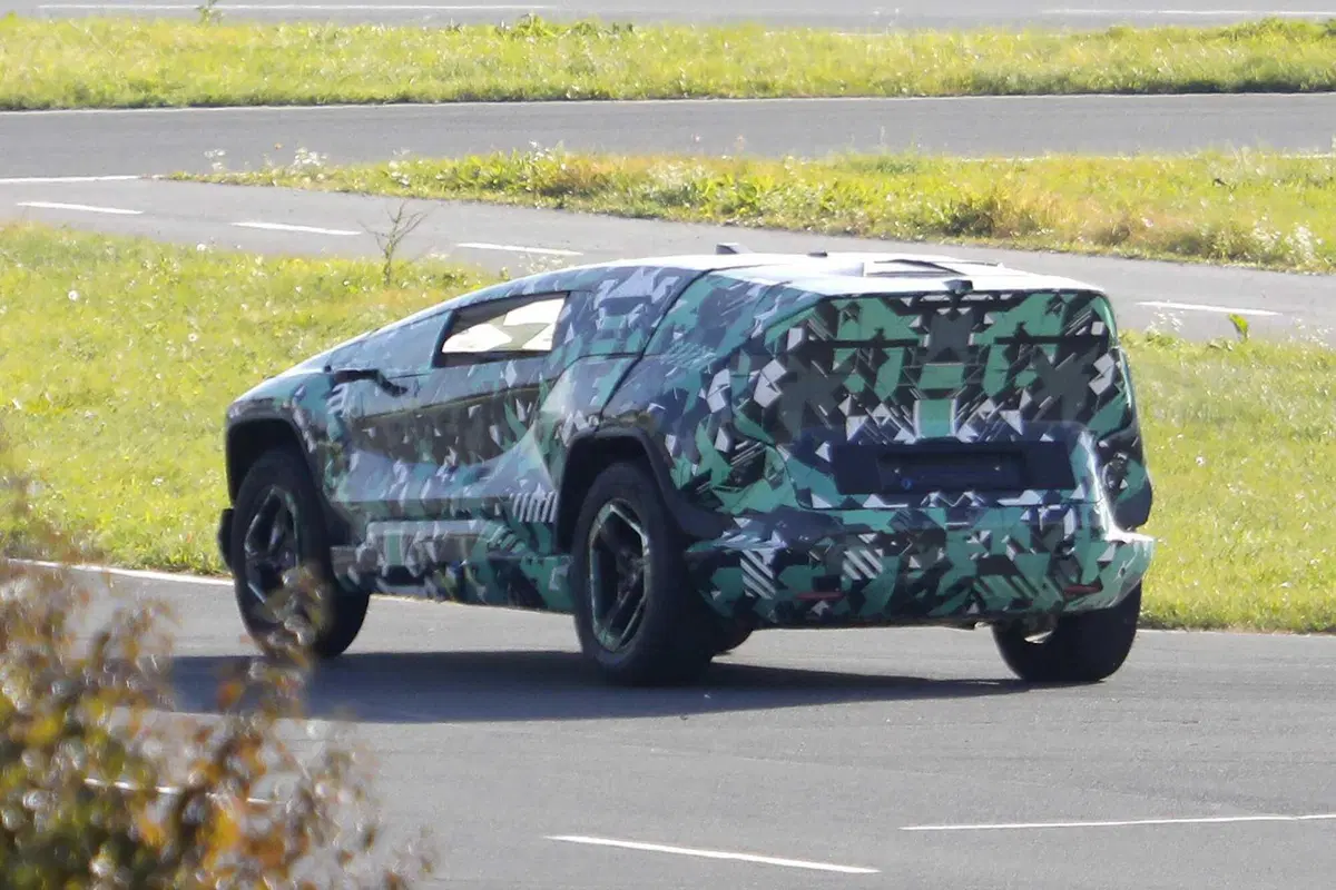 L'Arabia Saudita entra ufficialmente nel mondo elettrico: ecco CEER, il nuovo marchio debutta con un SUV inedito [Foto Spia] (11)