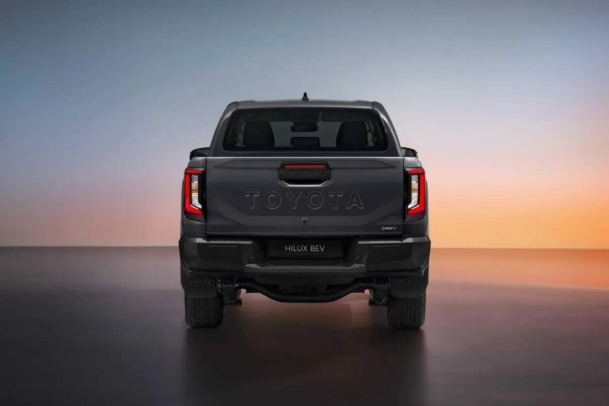 Nuovo Toyota Hilux 2026: torna il pick-up più venduto al mondo e alza ancora l'asticella (4)