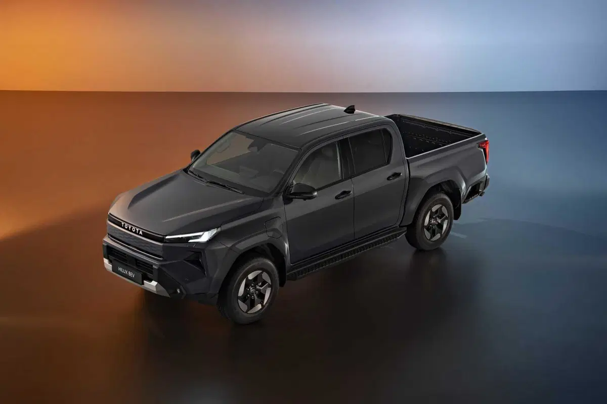 Nuovo Toyota Hilux 2026: torna il pick-up più venduto al mondo e alza ancora l'asticella (5)