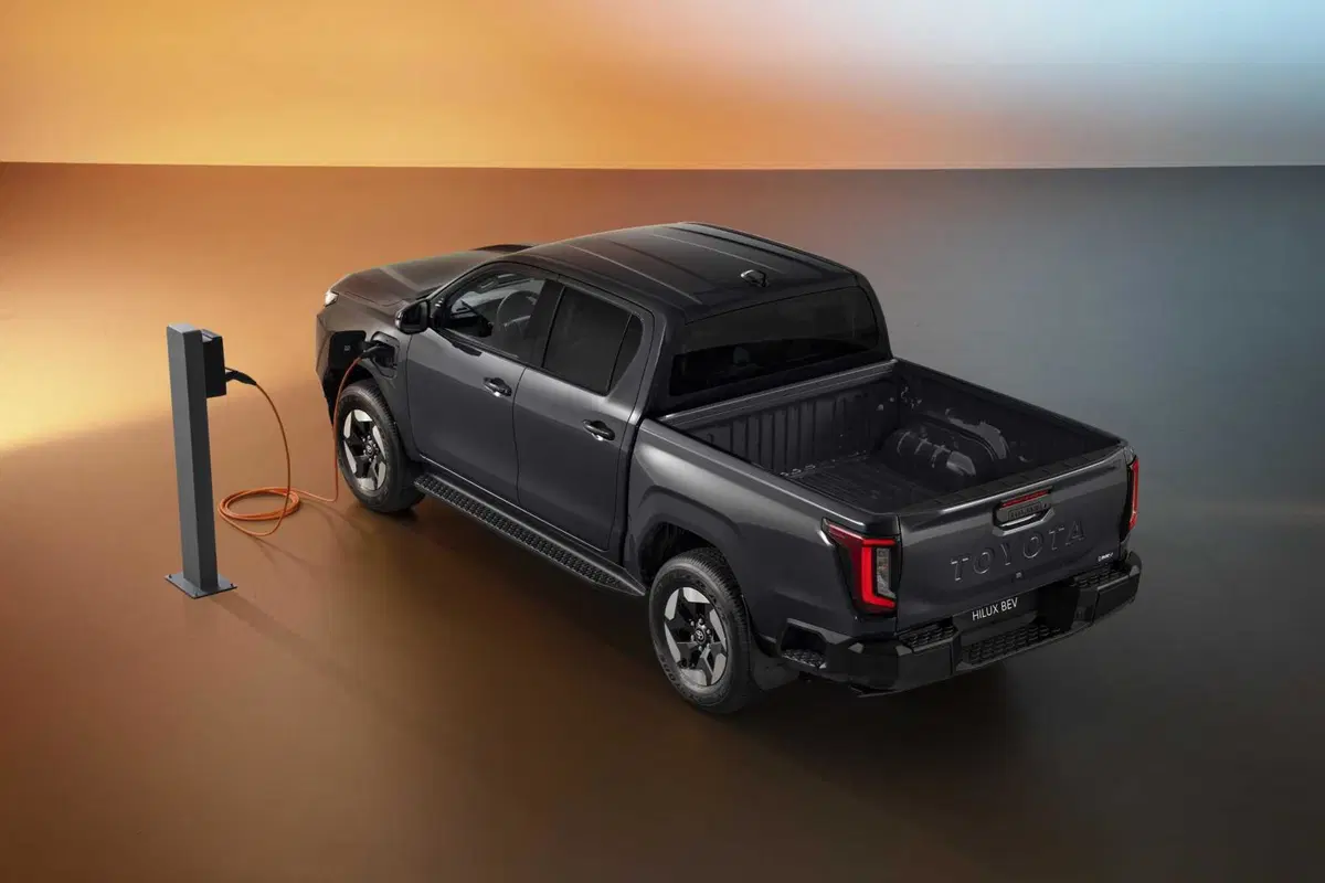 Nuovo Toyota Hilux 2026: torna il pick-up più venduto al mondo e alza ancora l'asticella (7)