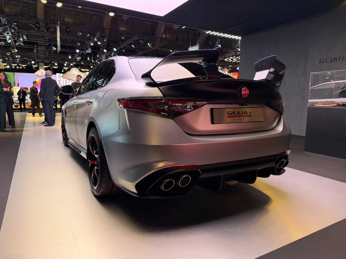 Alfa Romeo Giulia Quadrifoglio Luna Rossa: dieci capolavori che uniscono vela e automobilismo (3)