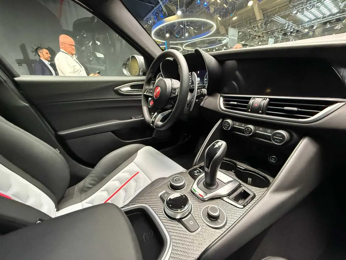 Alfa Romeo Giulia Quadrifoglio Luna Rossa: dieci capolavori che uniscono vela e automobilismo (5)