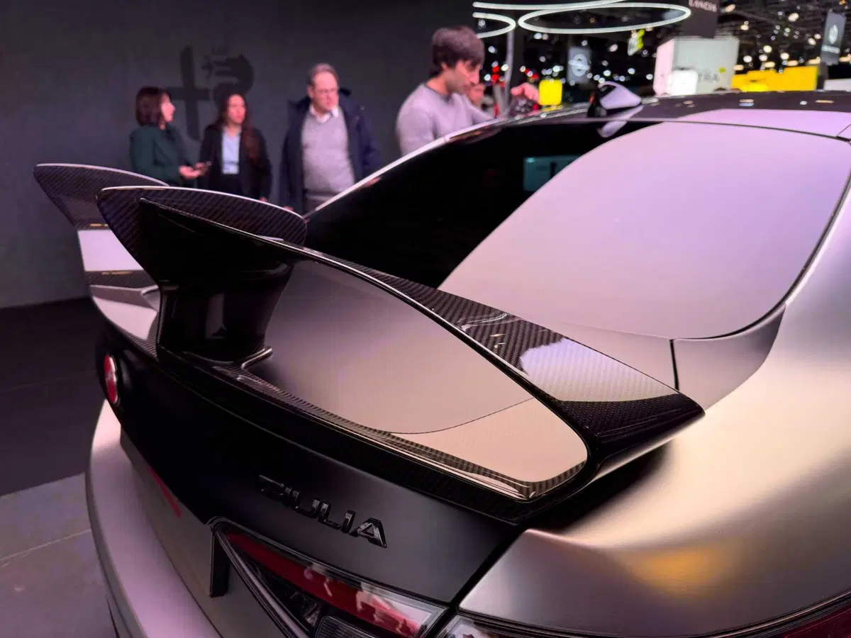 Alfa Romeo Giulia Quadrifoglio Luna Rossa: dieci capolavori che uniscono vela e automobilismo (7)