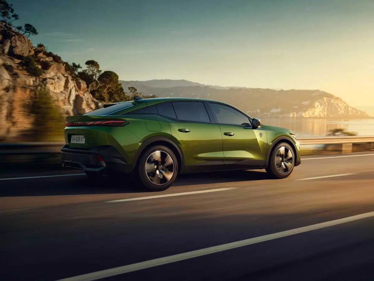Nuova Peugeot 408: la fastback francese alza l'asticella con tre anime elettrificate (3)