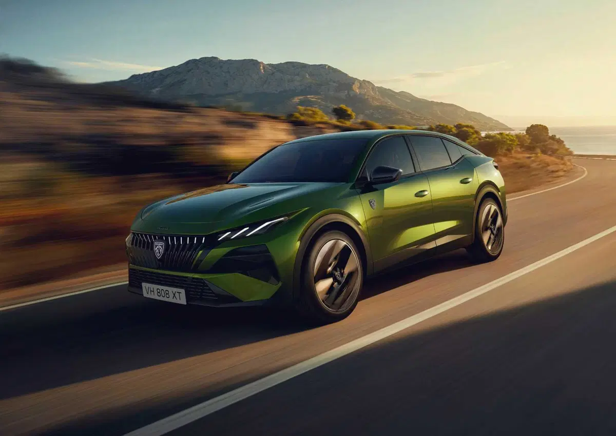 Nuova Peugeot 408: la fastback francese alza l'asticella con tre anime elettrificate (4)